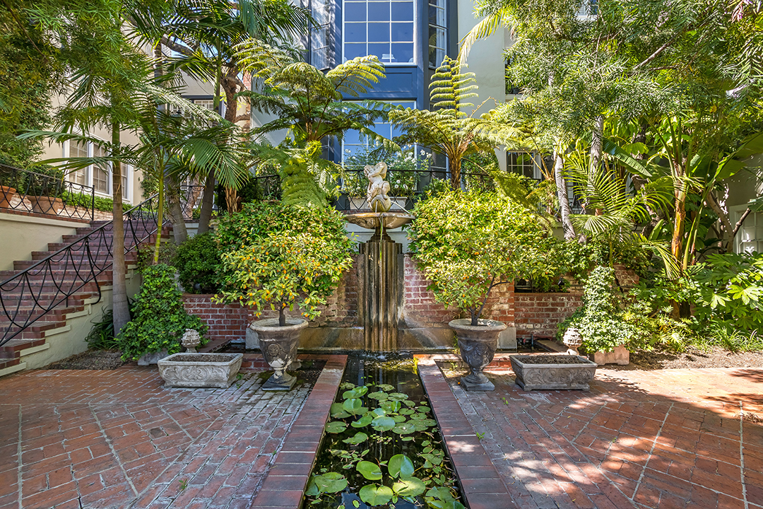 Liberace Glamorous Yet Cozy Former West Hollywood Home Asks 3 6m Z