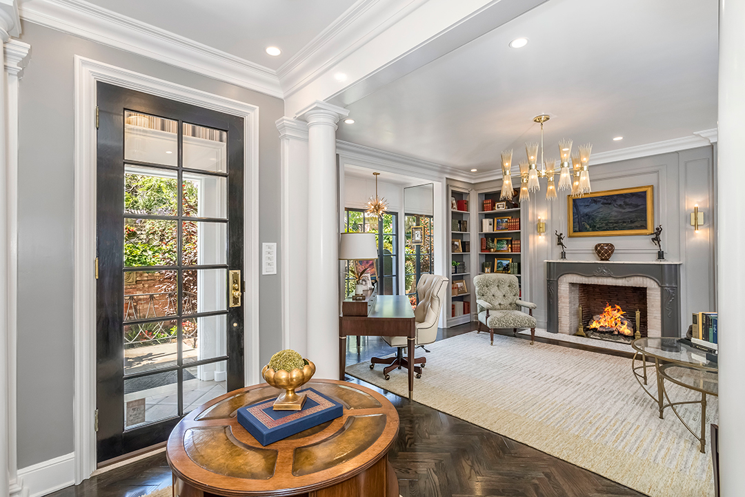 Liberace Glamorous Yet Cozy Former West Hollywood Home Asks 3 6m D