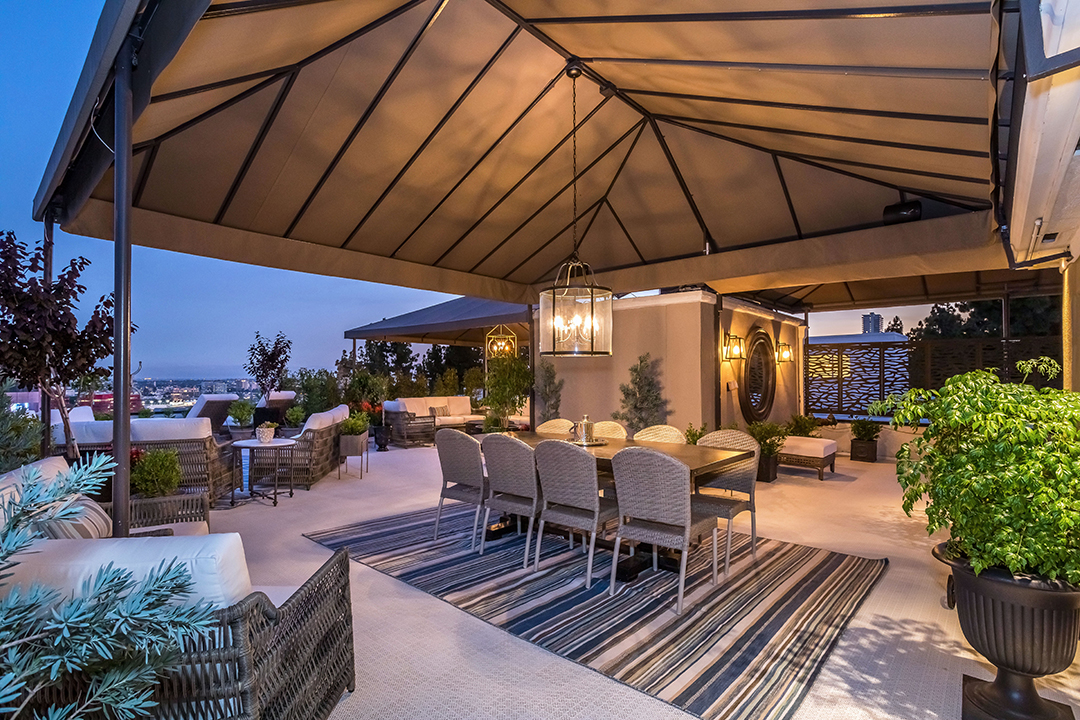 Liberace Glamorous Yet Cozy Former West Hollywood Home Asks 3 6m V