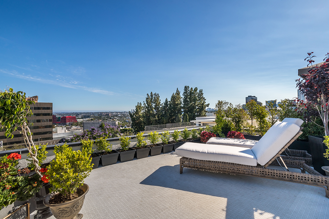Liberace Glamorous Yet Cozy Former West Hollywood Home Asks 3 6m U
