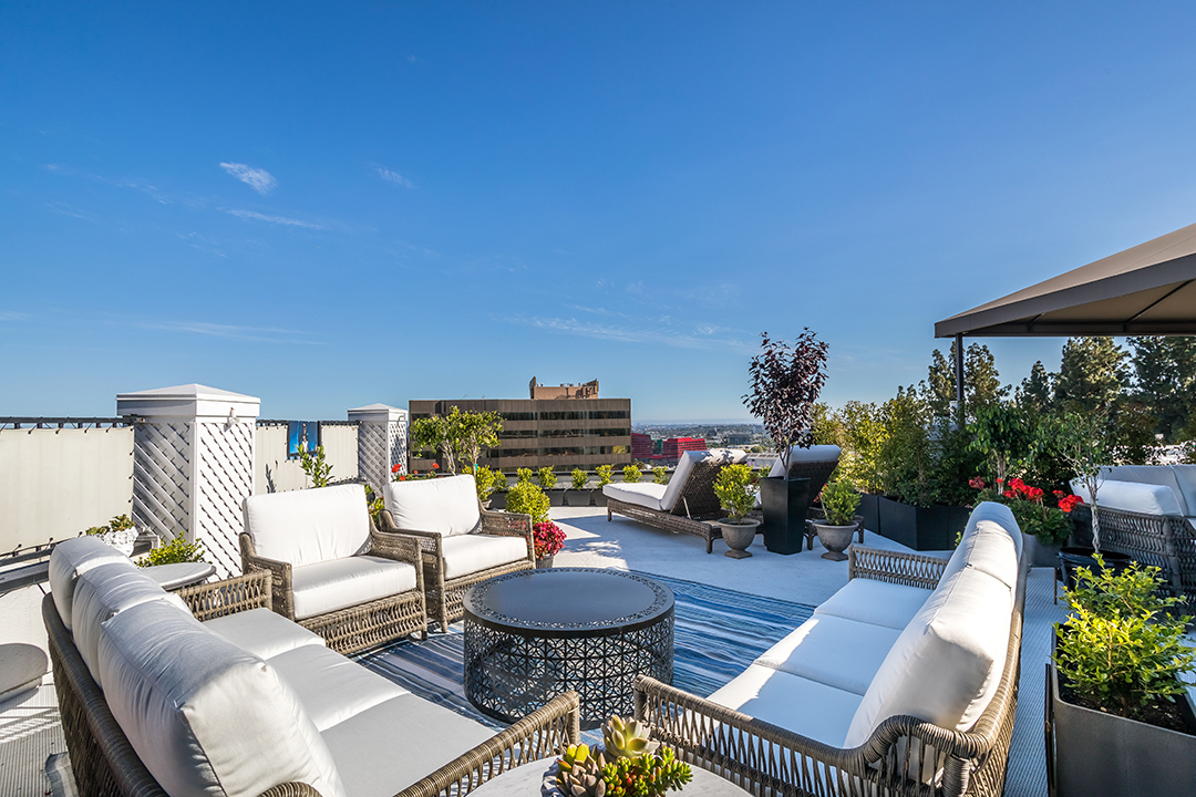 Liberace Glamorous Yet Cozy Former West Hollywood Home Asks 3 6m T