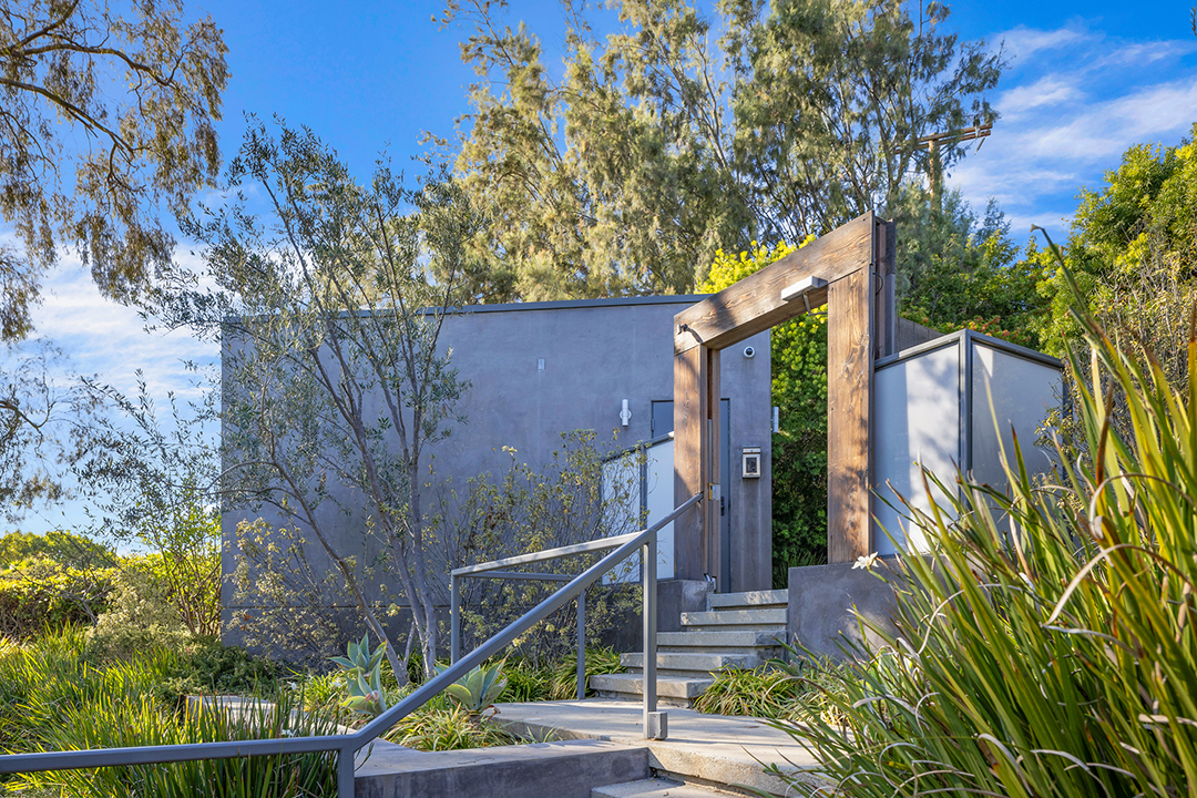 Hollywood Power Couple Puts Malibu Retreat On The Market For Over 18m 22575 Carbon Mesa 008