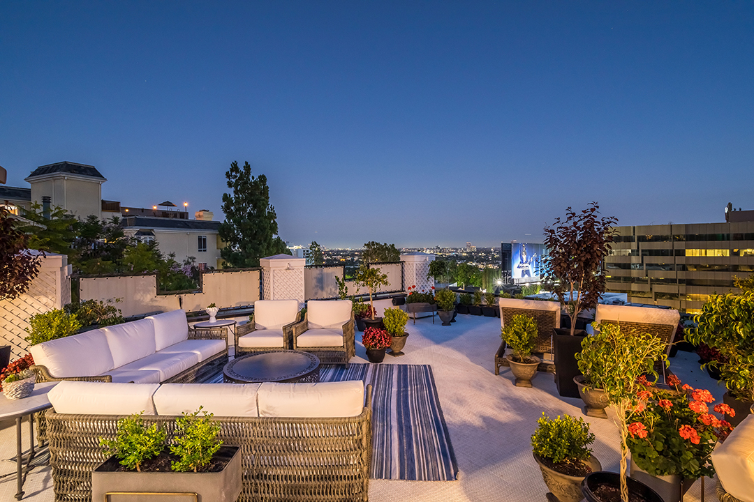 Liberace Glamorous Yet Cozy Former West Hollywood Home Asks 3 6m X