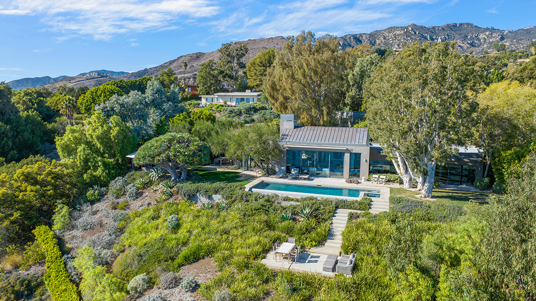 Hollywood Power Couple Puts Malibu Retreat On The Market For Over 18m 22575 Carbon Mesa 076