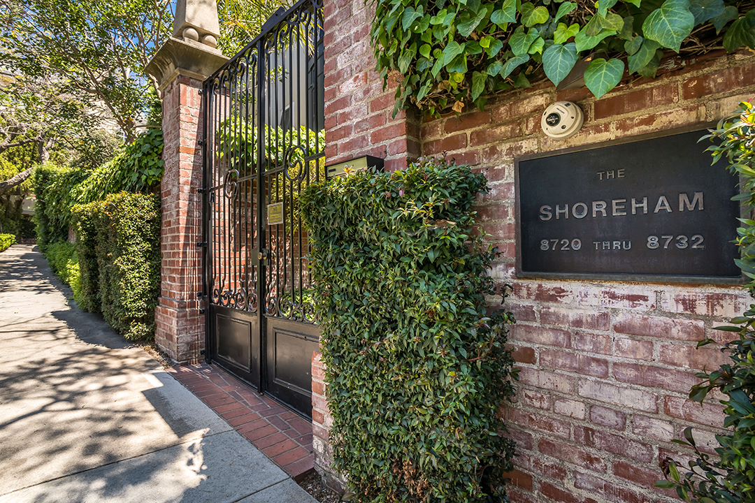 Liberace Glamorous Yet Cozy Former West Hollywood Home Asks 3 6m B