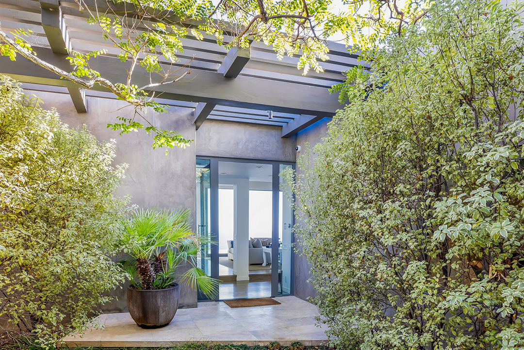 Hollywood Power Couple Puts Malibu Retreat On The Market For Over 18m 22575 Carbon Mesa 012