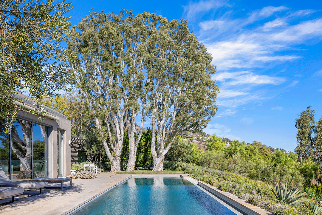 Hollywood Power Couple Puts Malibu Retreat On The Market For Over 18m 22575 Carbon Mesa 051