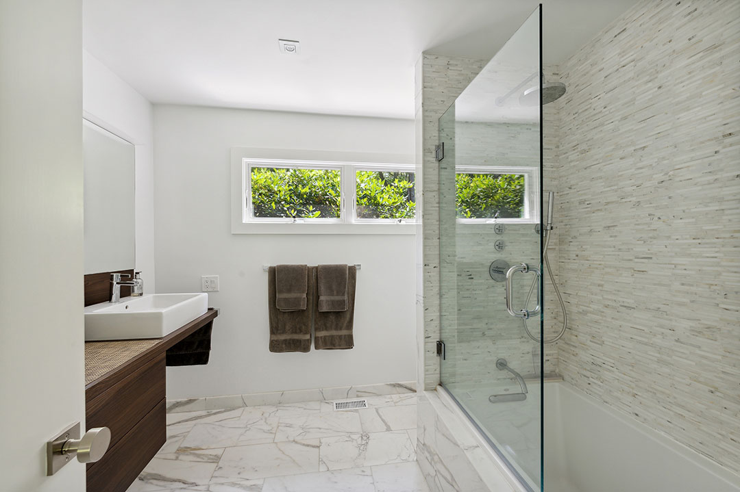 29 East Hampton Harry Bates Bathroom