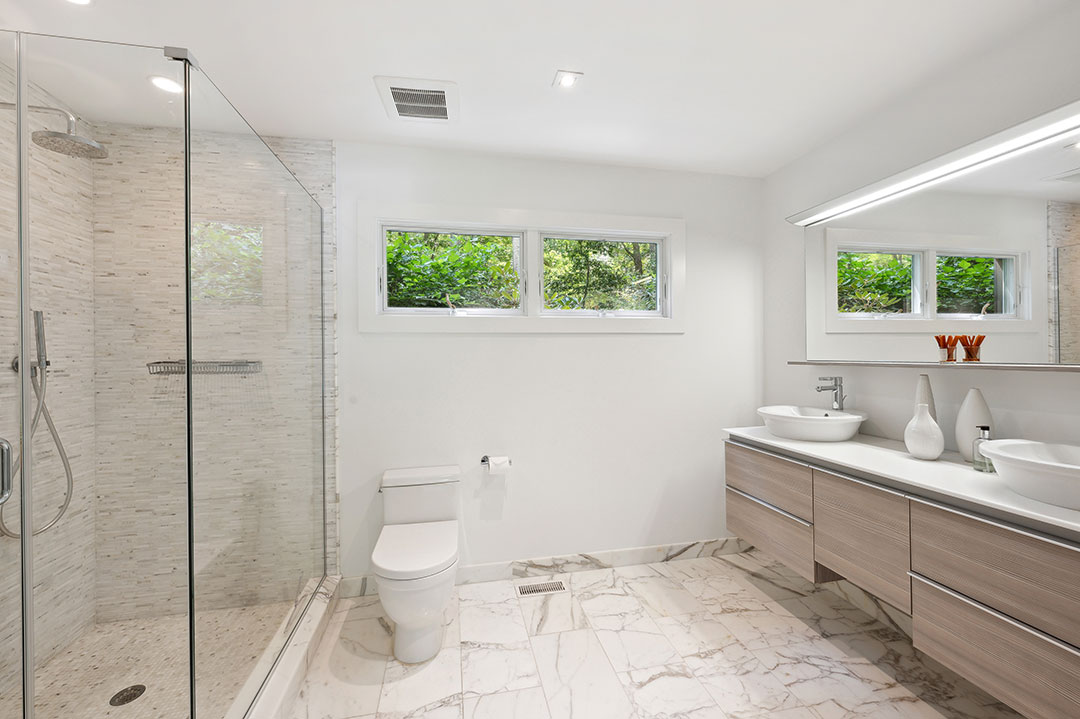 31 East Hampton Harry Bates Bathroom