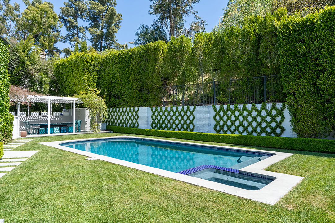 Zoe Saldanas Traditional Beverly Hills Home With Fashion Forward Interiors Asks 16 5m Z