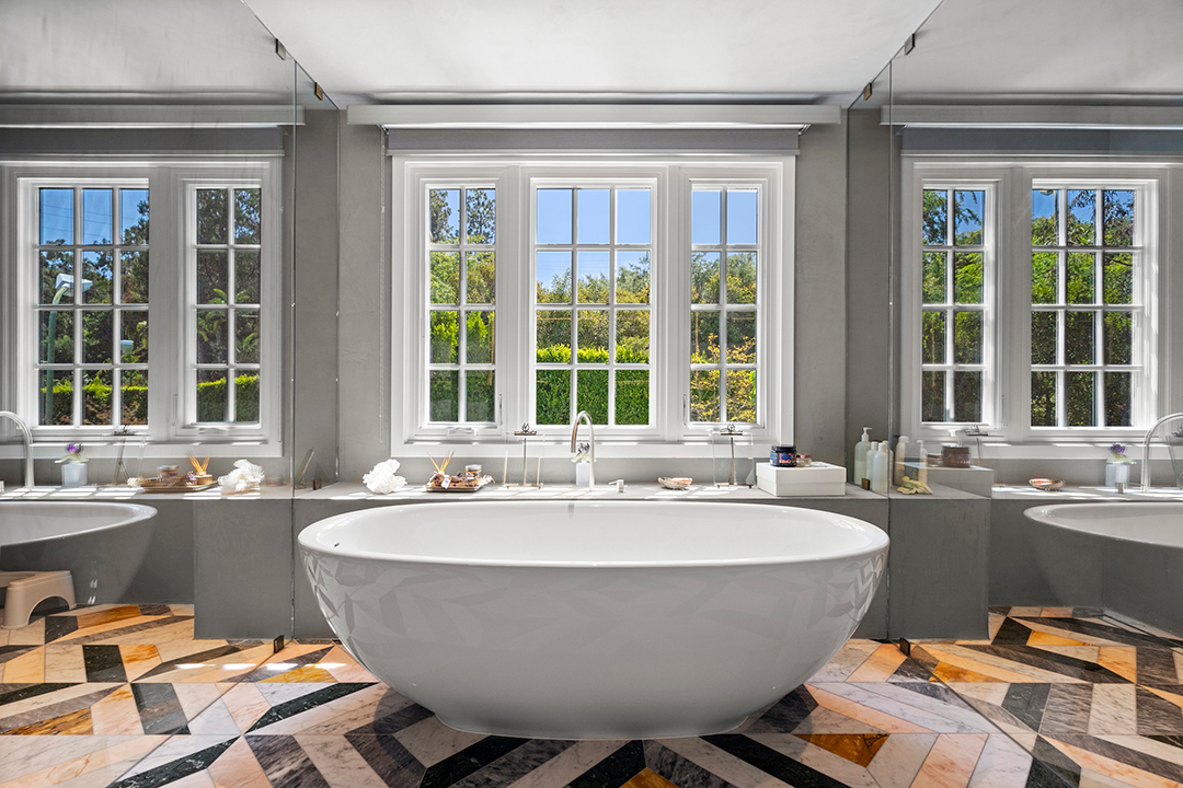 Zoe Saldanas Traditional Beverly Hills Home With Fashion Forward Interiors Asks 16 5m U