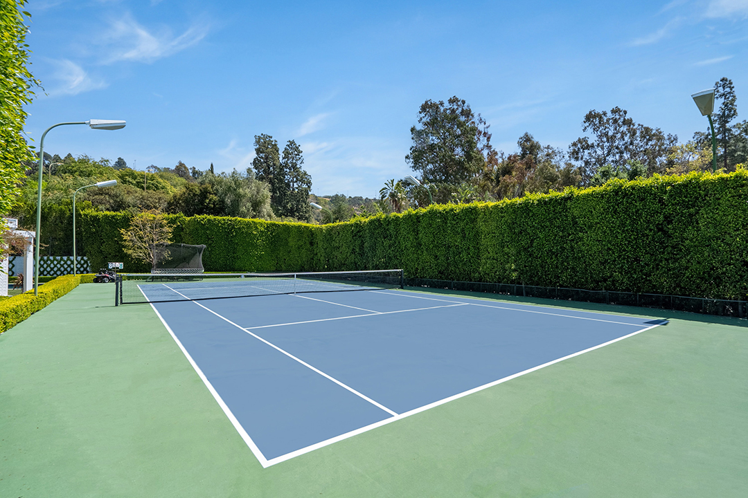 Zoe Saldanas Traditional Beverly Hills Home With Fashion Forward Interiors Asks 16 5m Zzzzzz