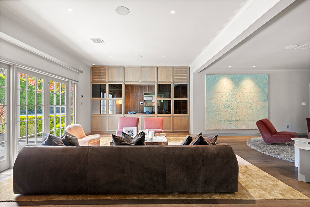 Zoe Saldanas Traditional Beverly Hills Home With Fashion Forward Interiors Asks 16 5m M