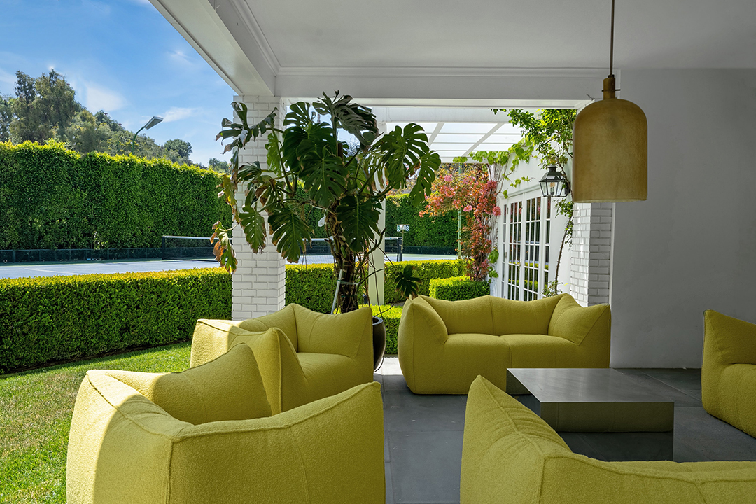 Zoe Saldanas Traditional Beverly Hills Home With Fashion Forward Interiors Asks 16 5m Ww