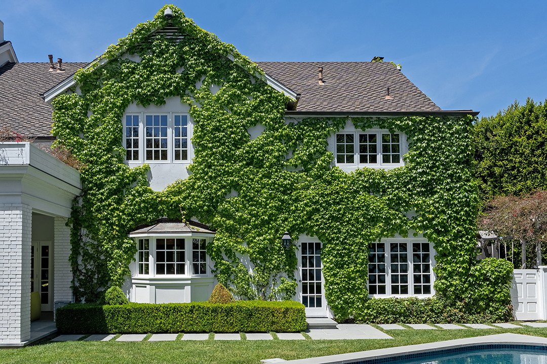 Zoe Saldanas Traditional Beverly Hills Home With Fashion Forward Interiors Asks 16 5m Zzz