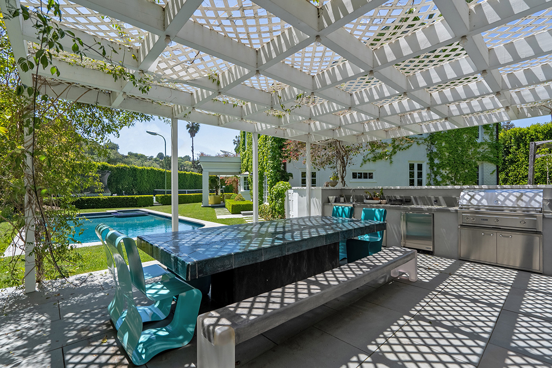 Zoe Saldanas Traditional Beverly Hills Home With Fashion Forward Interiors Asks 16 5m Zzzz