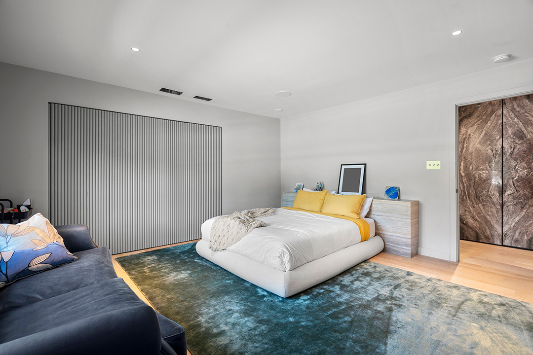 Zoe Saldanas Traditional Beverly Hills Home With Fashion Forward Interiors Asks 16 5m W