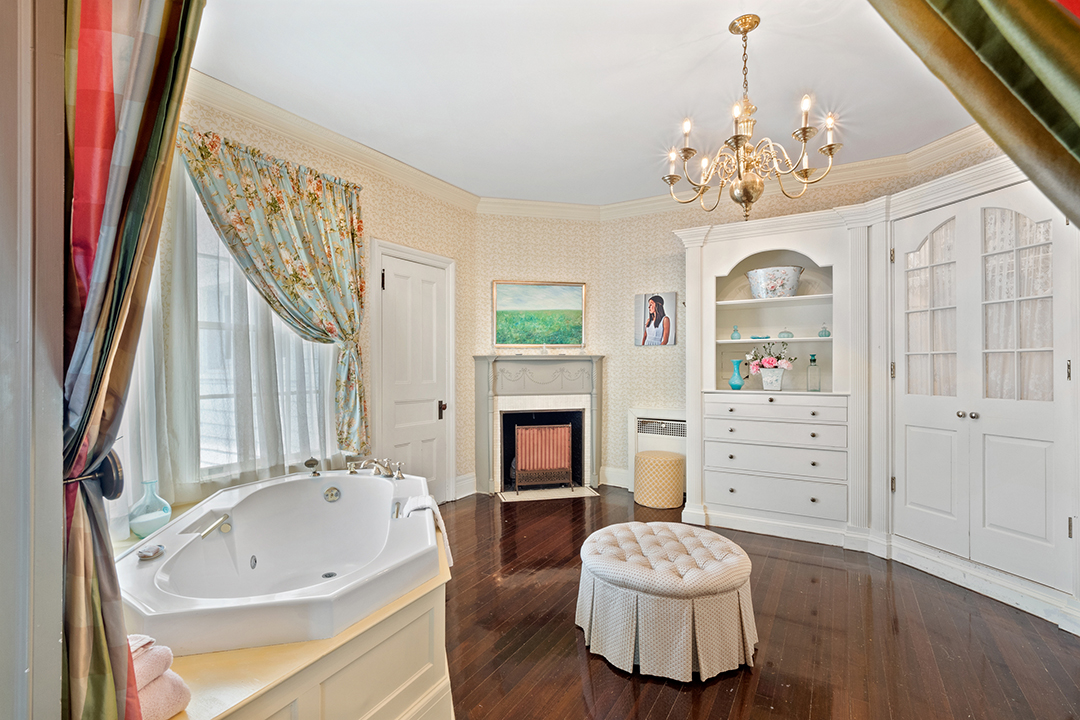 A Graceful 19th Century Manor In Old Lyme Looks For 2 4m 45