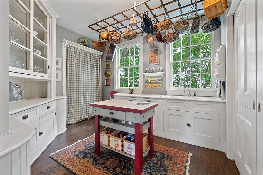 A Graceful 19th Century Manor In Old Lyme Looks For 2 4m 24