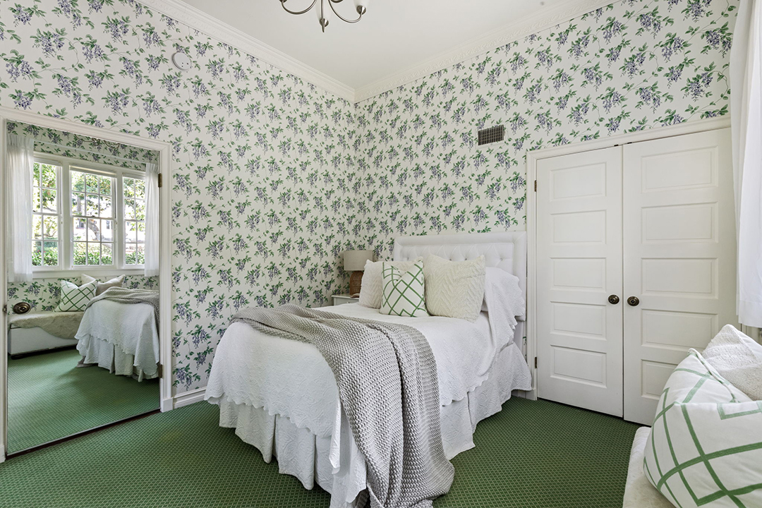 Musician Jackson Browne And Late Snl Writer John Bowman Both Once Called This L A Residence Home 53 Web Or Mls 226 Palisades 40