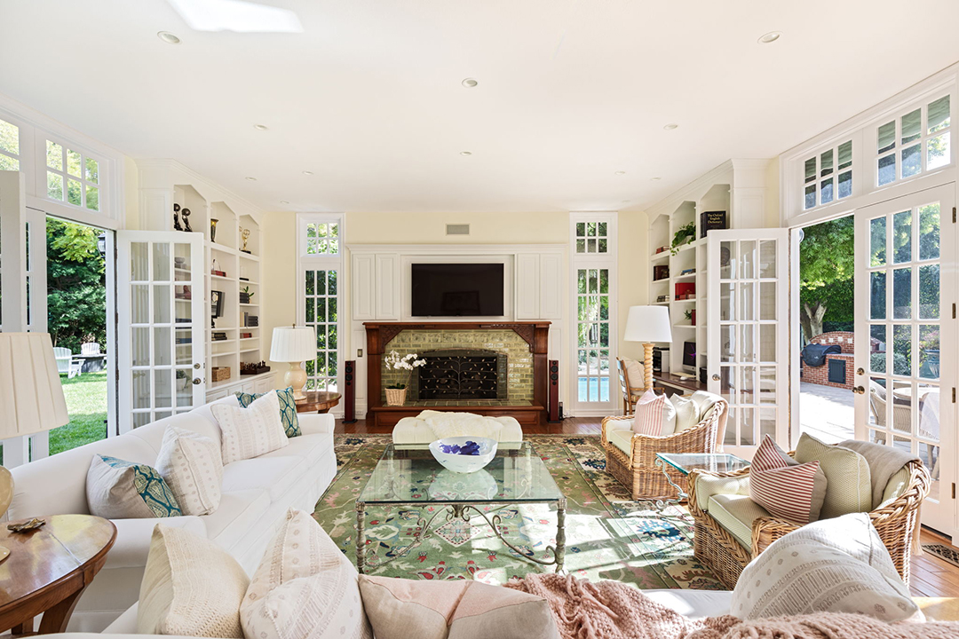 Musician Jackson Browne And Late Snl Writer John Bowman Both Once Called This L A Residence Home 2 Web Or Mls 226 Palisades 44