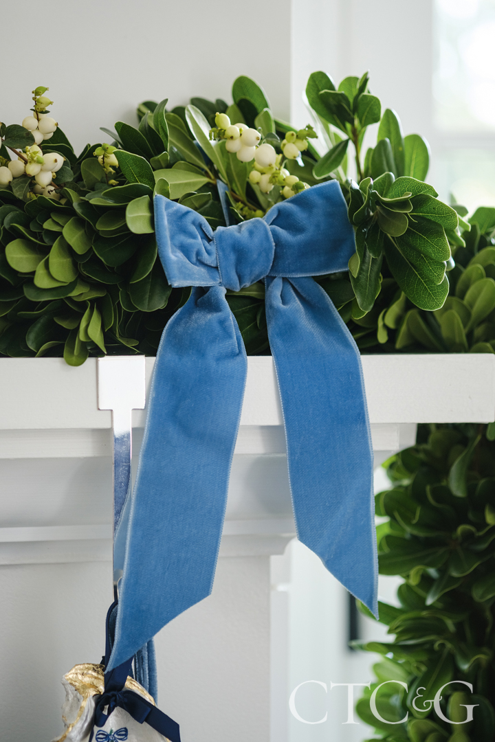 Mantel Bow