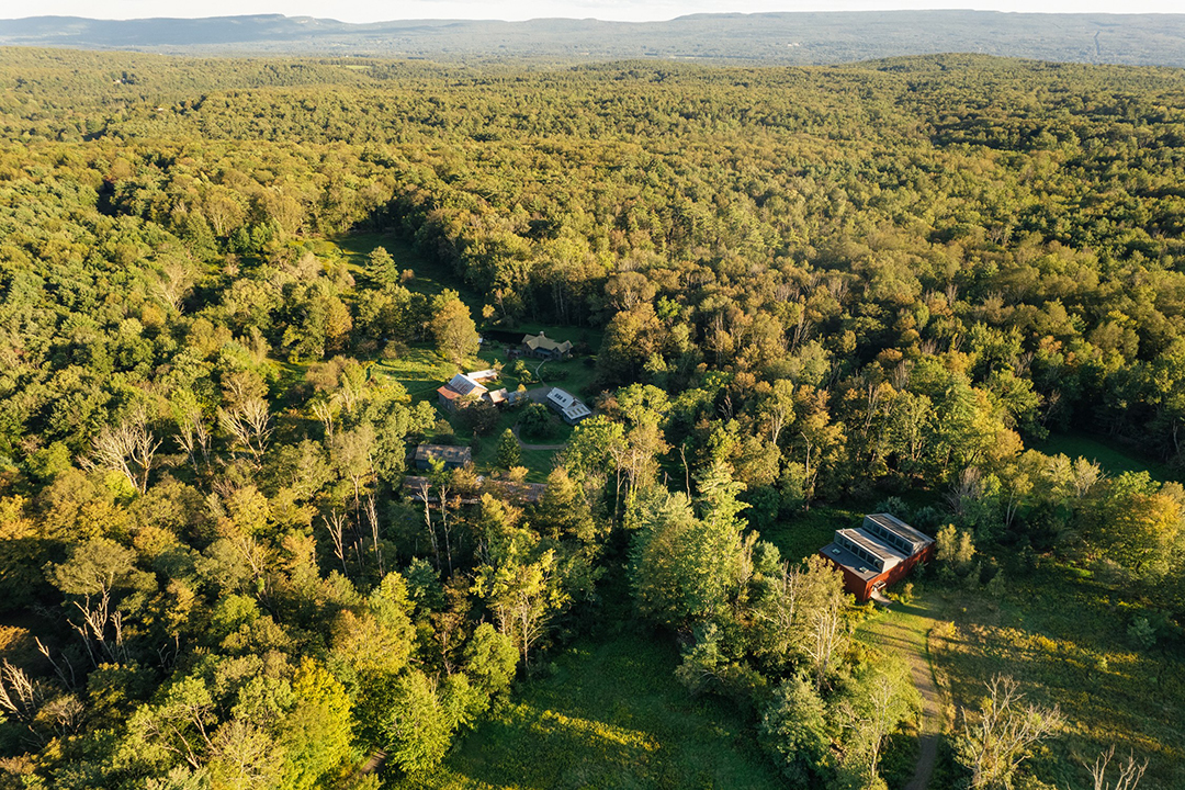 British Artists Gary Hume And Georgie Hopton List Lovely Upstate New York Compound 002