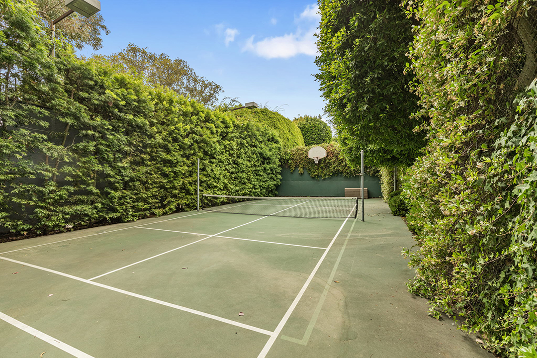 Musician Jackson Browne And Late Snl Writer John Bowman Both Once Called This L A Residence Home 20 Web Or Mls 226 Palisades Ave 13