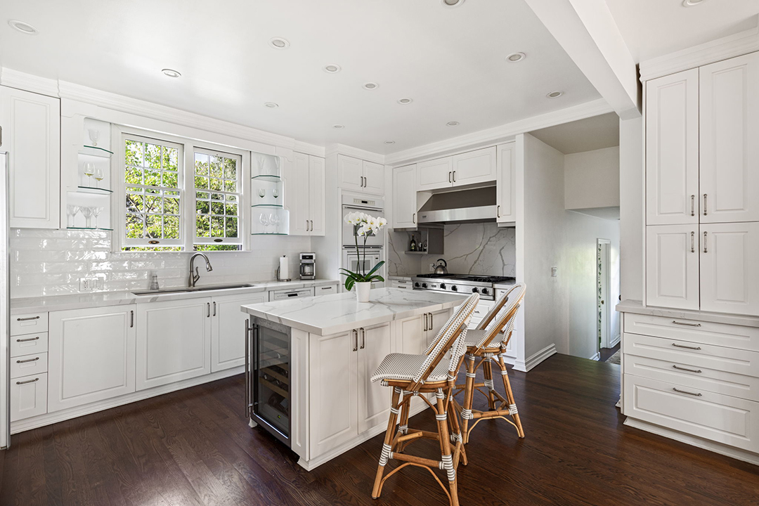 Musician Jackson Browne And Late Snl Writer John Bowman Both Once Called This L A Residence Home 18 Web Or Mls 226 Palisades 55