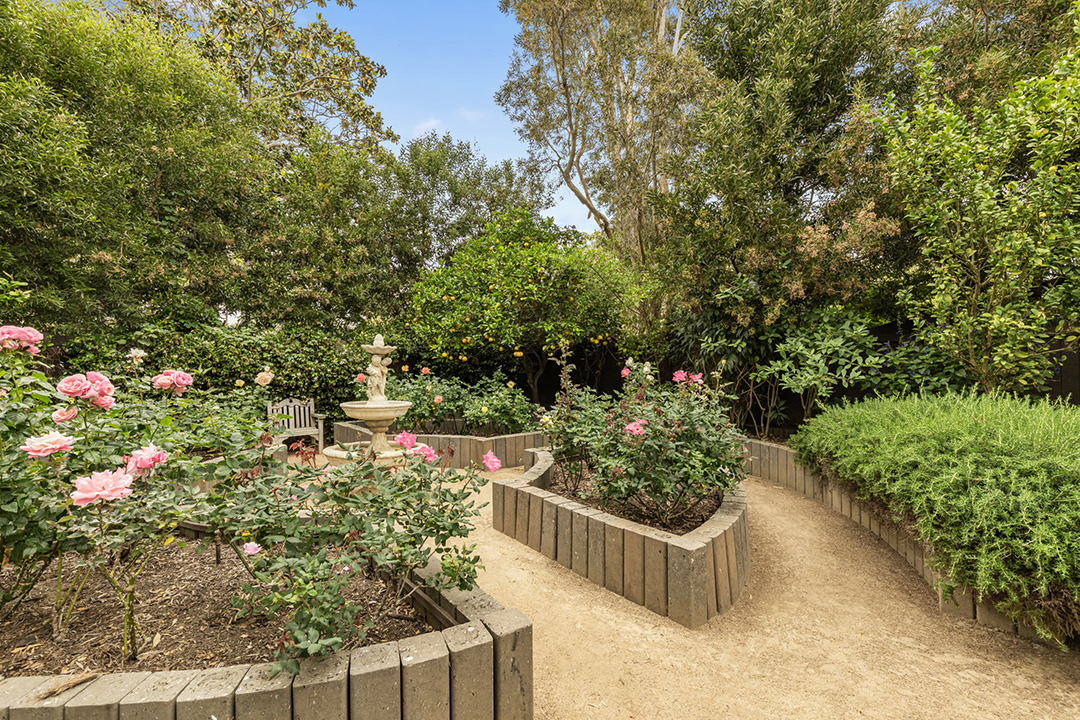 Musician Jackson Browne And Late Snl Writer John Bowman Both Once Called This L A Residence Home 12 Web Or Mls 226 Palisades Ave 5
