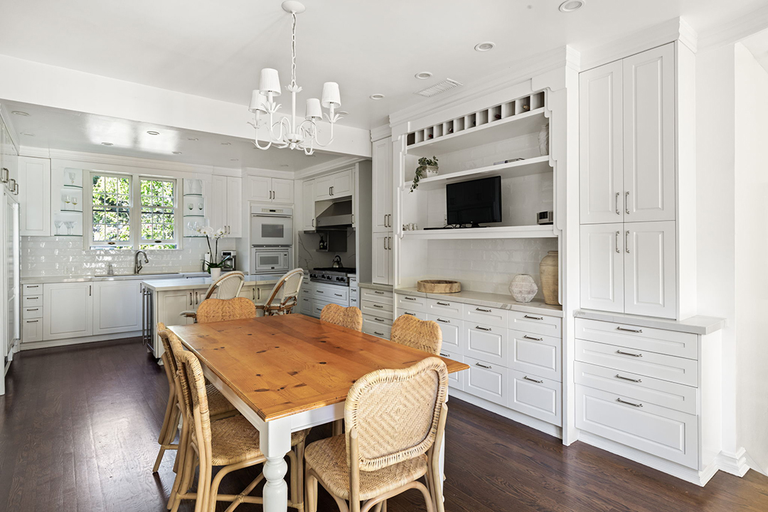 Musician Jackson Browne And Late Snl Writer John Bowman Both Once Called This L A Residence Home 19 Web Or Mls 226 Palisades 54