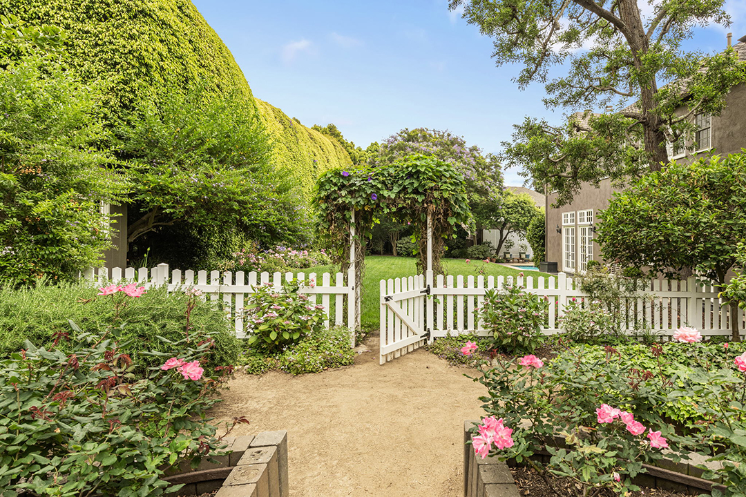 Musician Jackson Browne And Late Snl Writer John Bowman Both Once Called This L A Residence Home 14 Web Or Mls 226 Palisades Ave 7