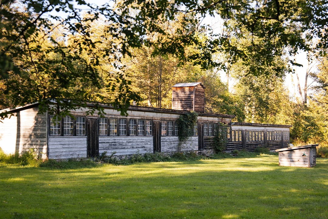 British Artists Gary Hume And Georgie Hopton List Lovely Upstate New York Compound 045