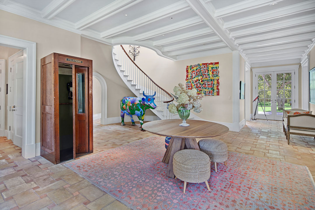 9 Beyonce Marthas Vineyard Foyer