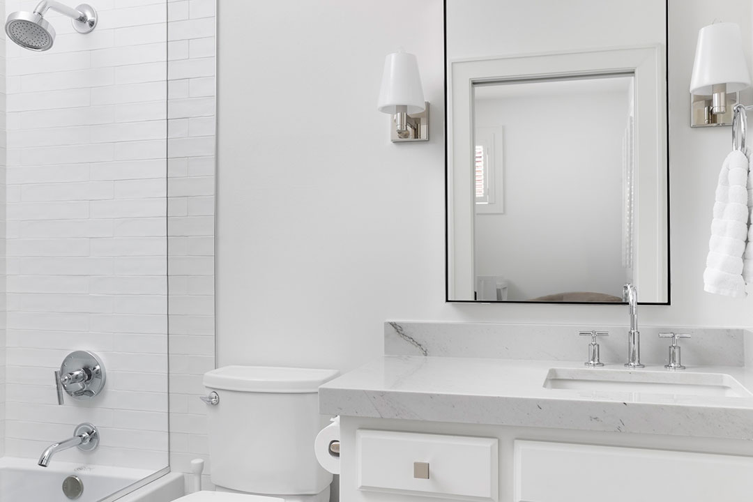 35 Warren Skaaren Austin White Bathroom