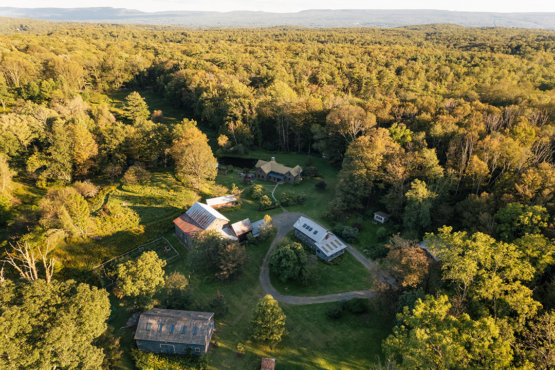 British Artists Gary Hume And Georgie Hopton List Lovely Upstate New York Compound 051