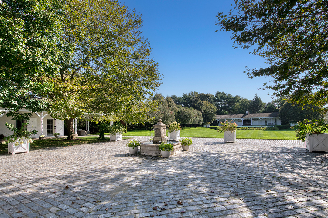 Late Architect And Designer Thierry Desponts Southampton Estate Asks 20m 320 Majors Path Southampton Courtyard 1
