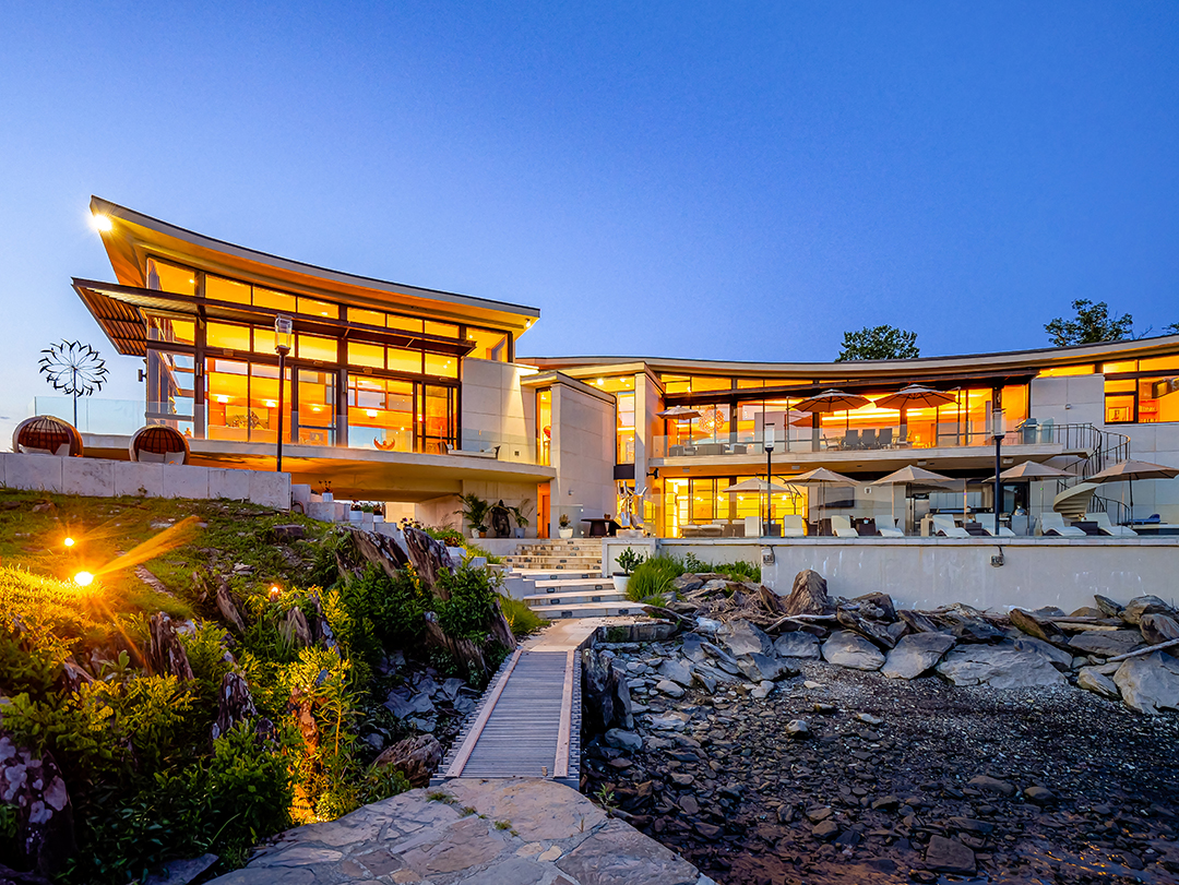 Explore A Surprising 25m Architectural Stunner Perched Right On The Hudson River Zz