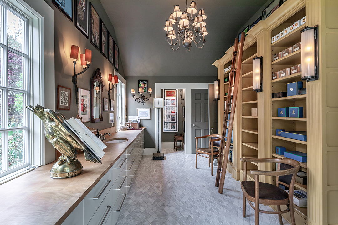 Late Musician Stephen Sondheim Longtime Connecticut Home Lists Bathroom2