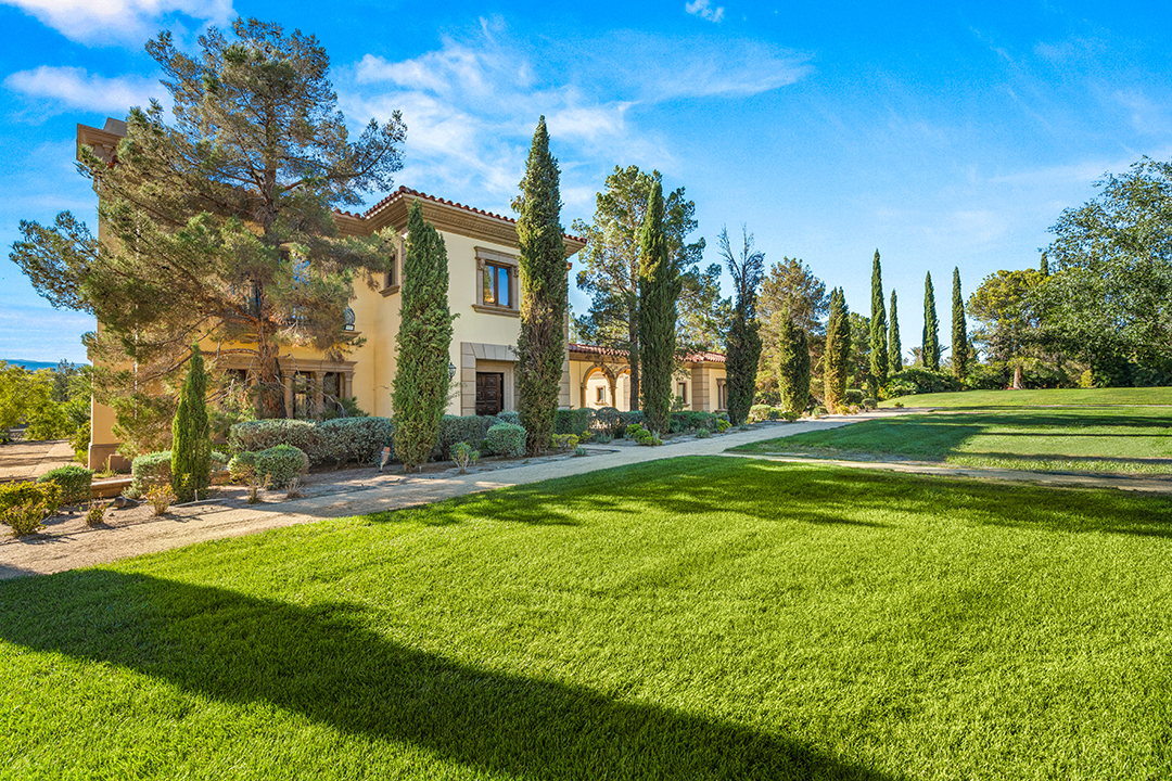 Tour A Shiny 25m Las Vegas Estate With 10 Interconnected Buildings Zz