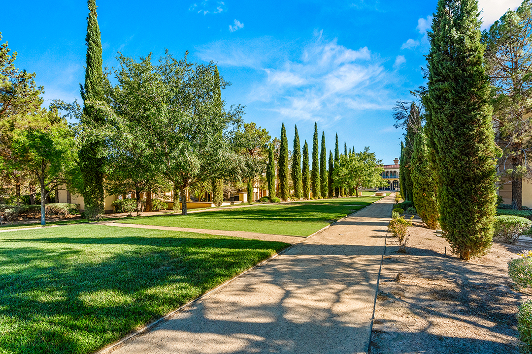 Tour A Shiny 25m Las Vegas Estate With 10 Interconnected Buildings Zzz