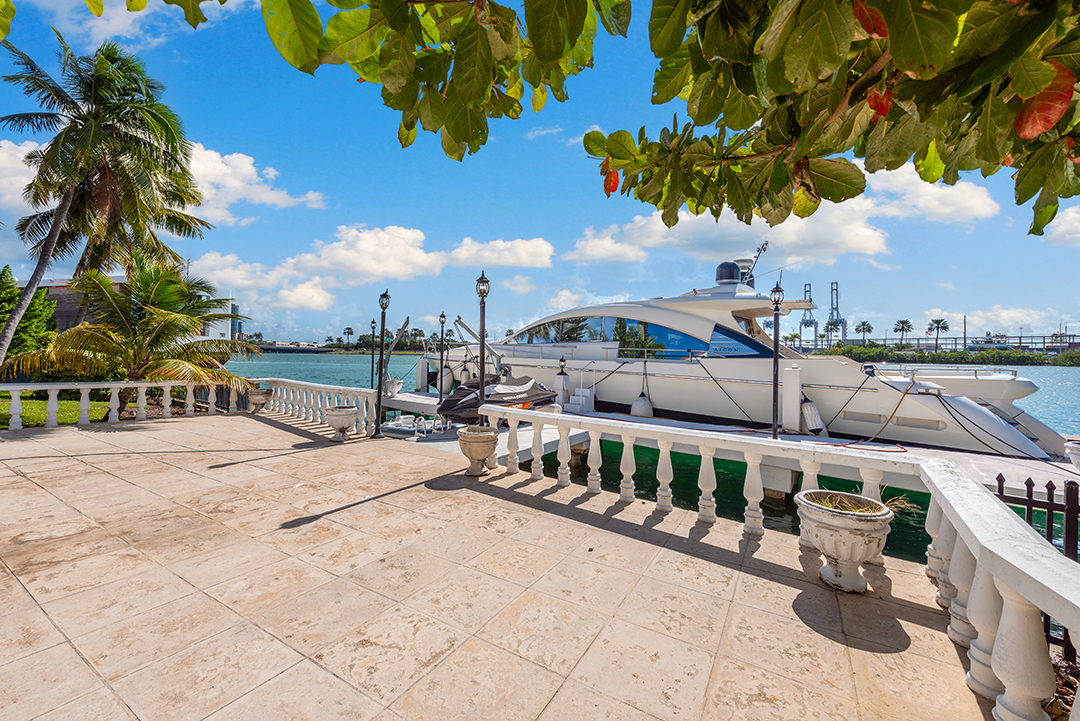 Former Real Housewives Star Wants 37 5m For Opulent Miami Manse K