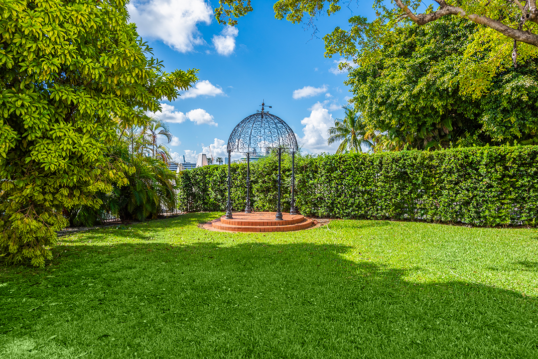 Former Real Housewives Star Wants 37 5m For Opulent Miami Manse J