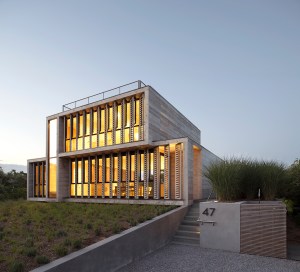 A Masterful Coastal Modern Designed by Bates Masi + Architects Lists in Amagansett