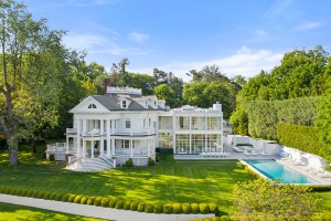 Inside a $12.5M Connecticut Manor That Gracefully Melds Opposite Architectural Styles
