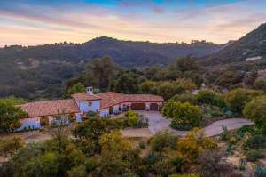 Renée Zellweger’s Former L.A. Estate Is a Nature Lover’s Paradise and Currently Up for Sale