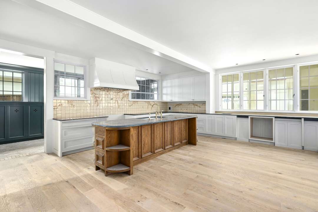 Modern kitchen with tiled backsplash