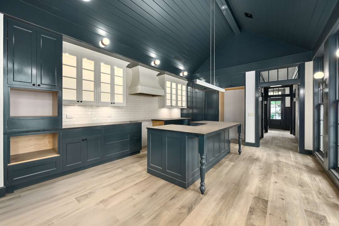Timeless kitchen with painted ceiling