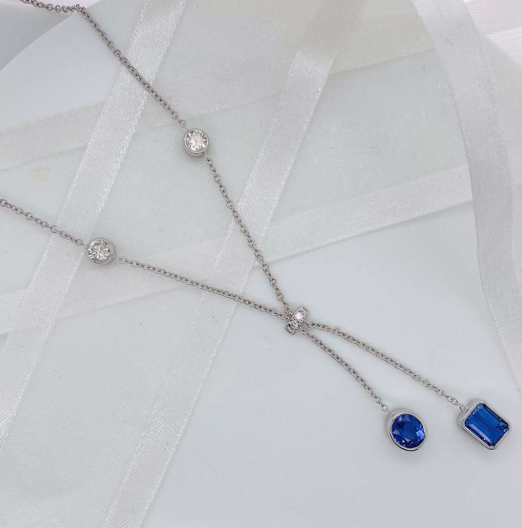 Adjustable necklace with blue jewels