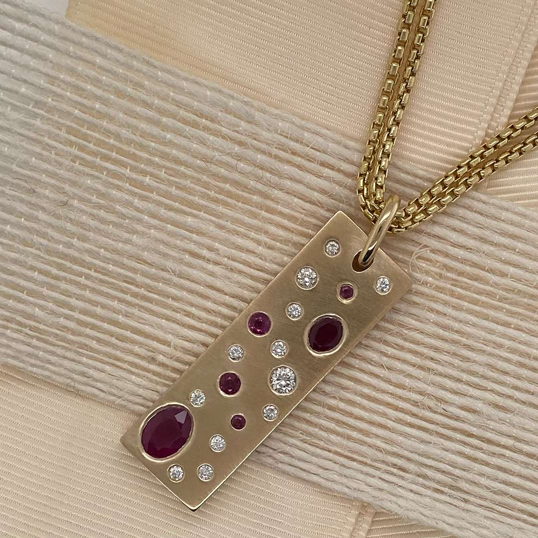 Rectangular gold pendant with red jewels